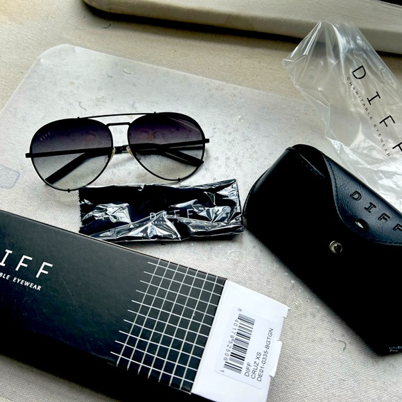 DIFF Sunglasses NEW - Picture 1 of 2